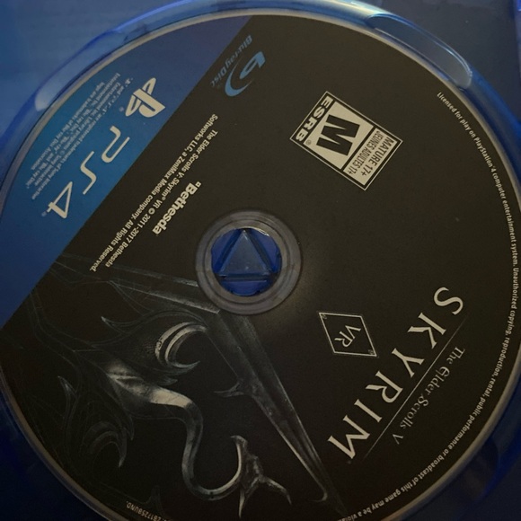 PS4 Game Bundle: Doom VFR, Skyrim VR, The Last of Us - Picture 7 of 7